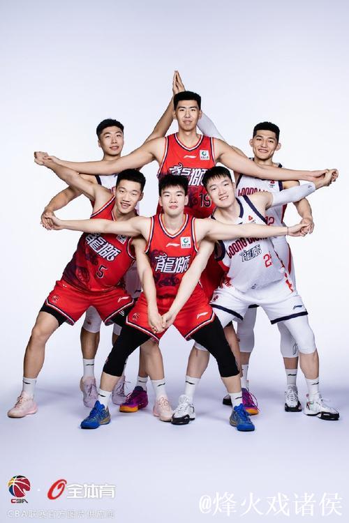 广州男篮分享新赛季球员定妆照图集:琳琅满目的帅哥合辑 广州男篮分享新赛季球员定妆照图集:琳琅满目的帅哥合辑